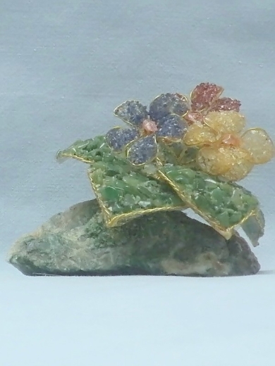 Drei Blumen (± 7 cm) mit Bergkristall, Lapislazuli und Jaspis